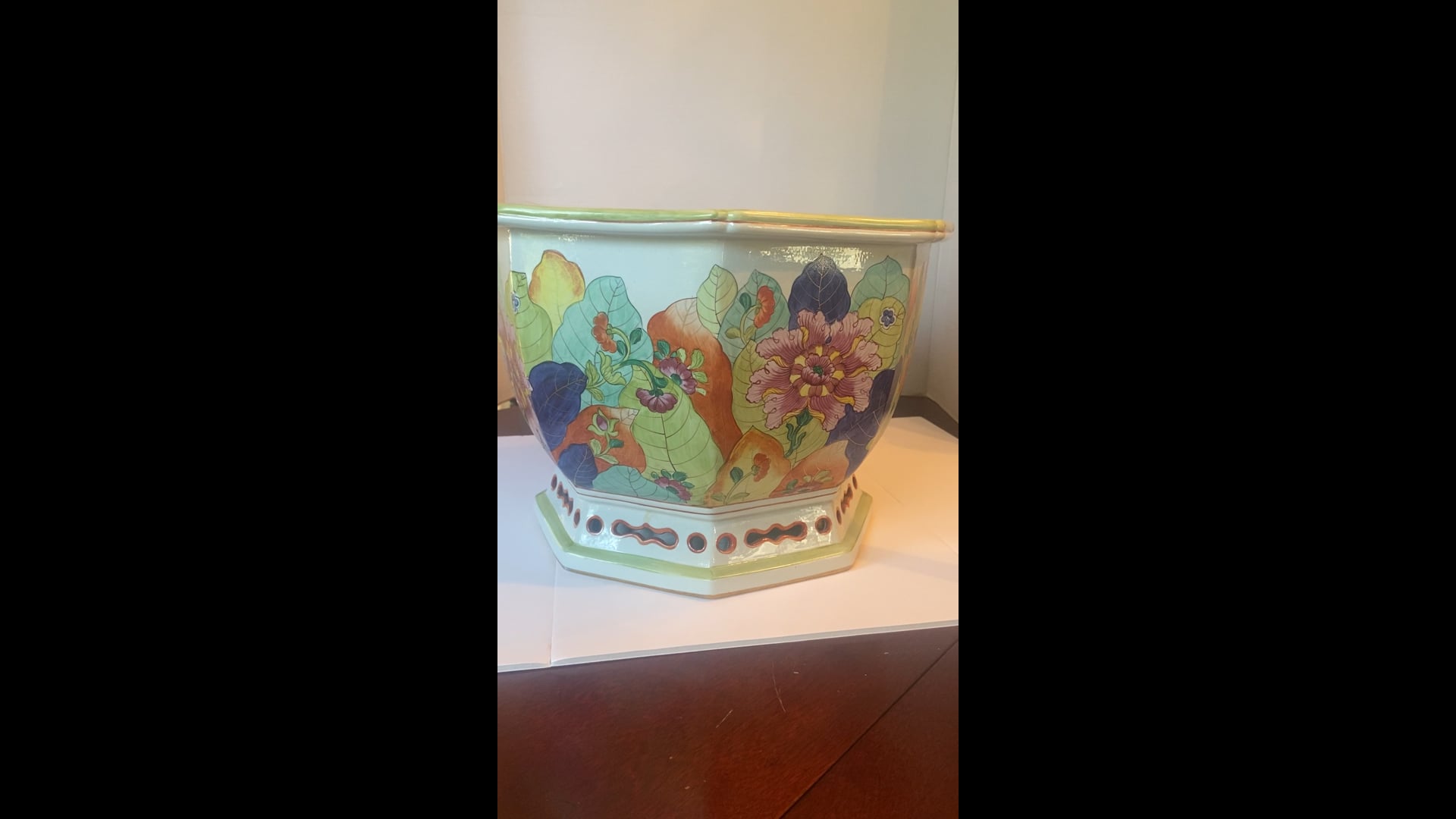 mottahedeh tobacco leaf cachepot showing that good design is timeless Mottahedeh & Company (United States)