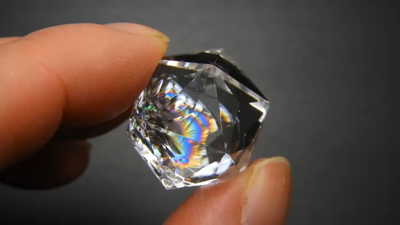 三方二十面体カット虹入り天然水晶｜Crysterra