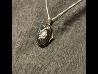 Medaglione a forma ovale in argento con perla smaltata 13471-1269
