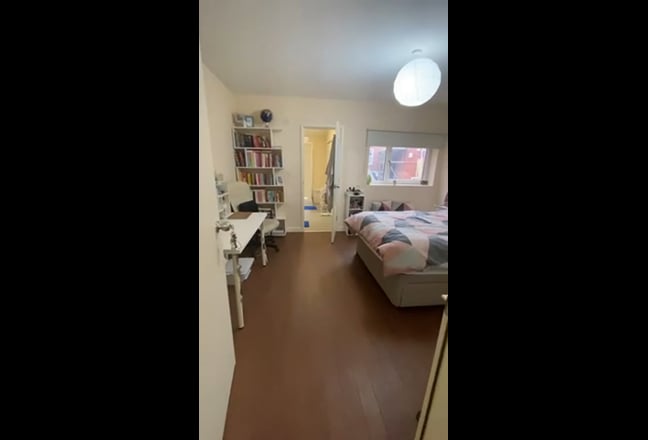 1 bed double bedroom with ensuit  Main Photo