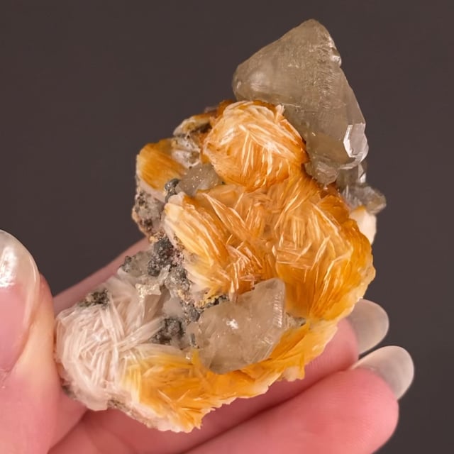 Cerussite (twinned fluorescent crystals) on Baryte