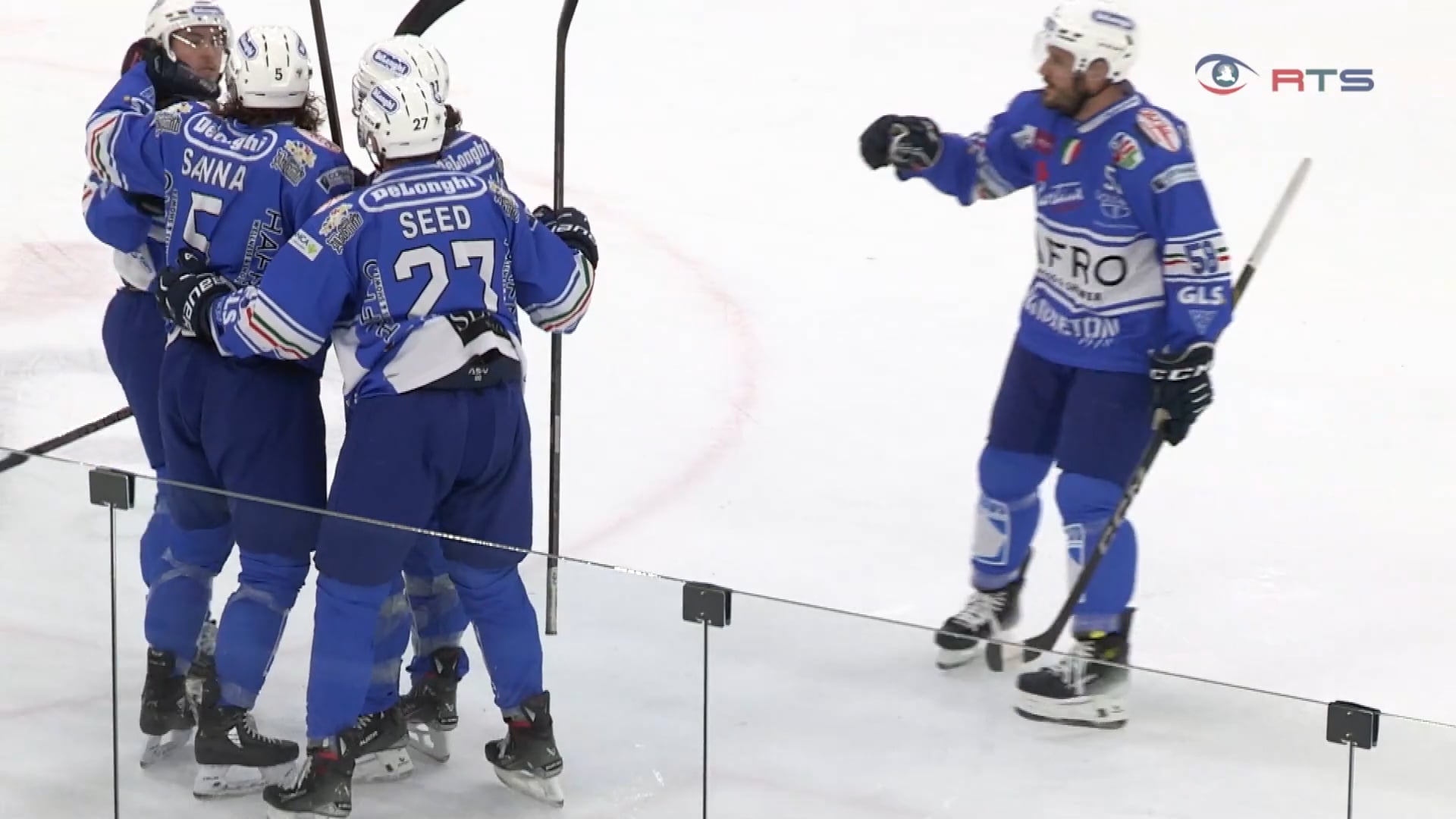 alps-hockes-league-red-bull-hockey-juniors-kaempfen-um-platz-zwei