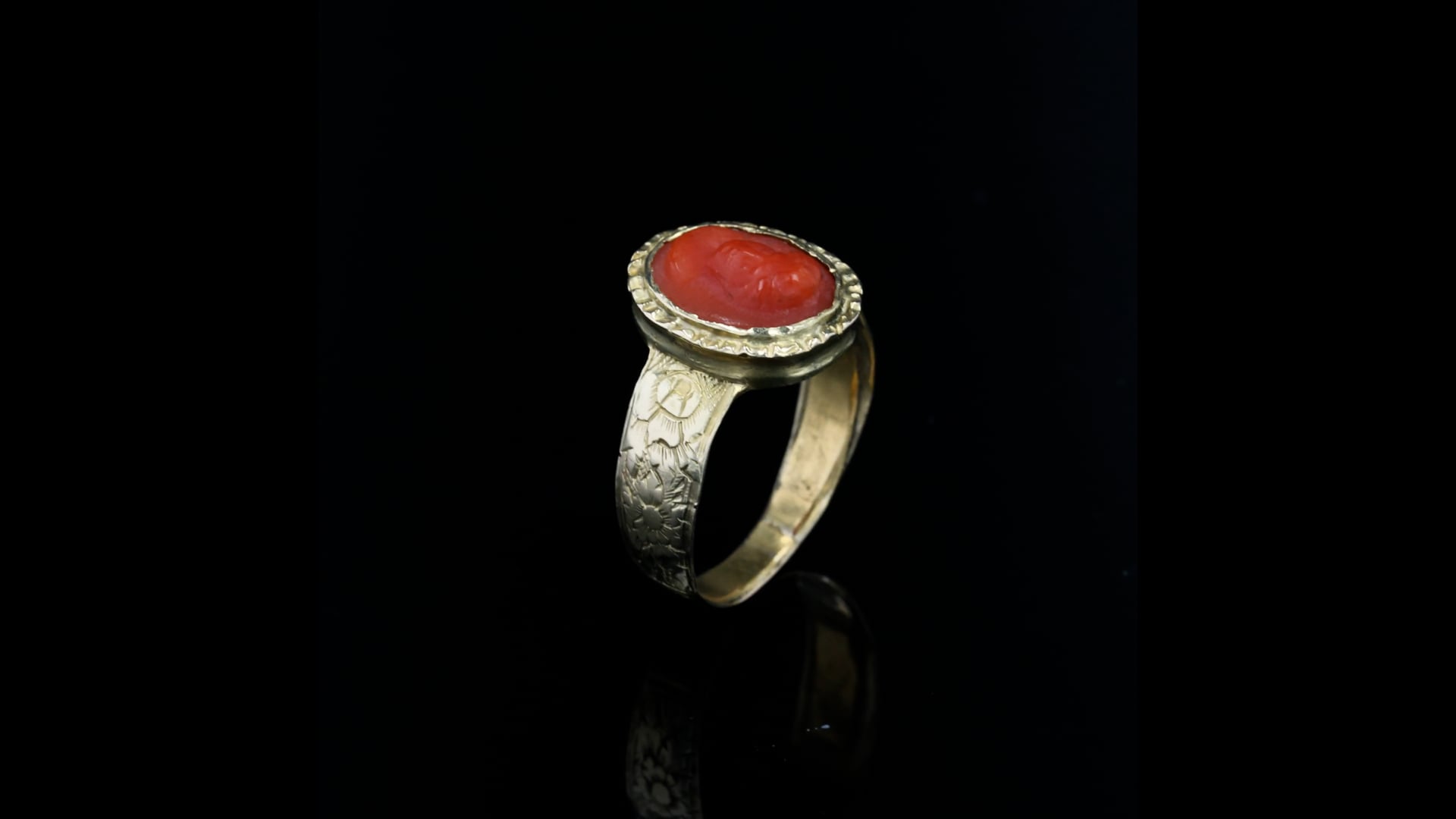 Bague Ancienne Avec Camée En Corail Rouge Sculpté - Monture Argent - Taille 53 - Occasion état Correct