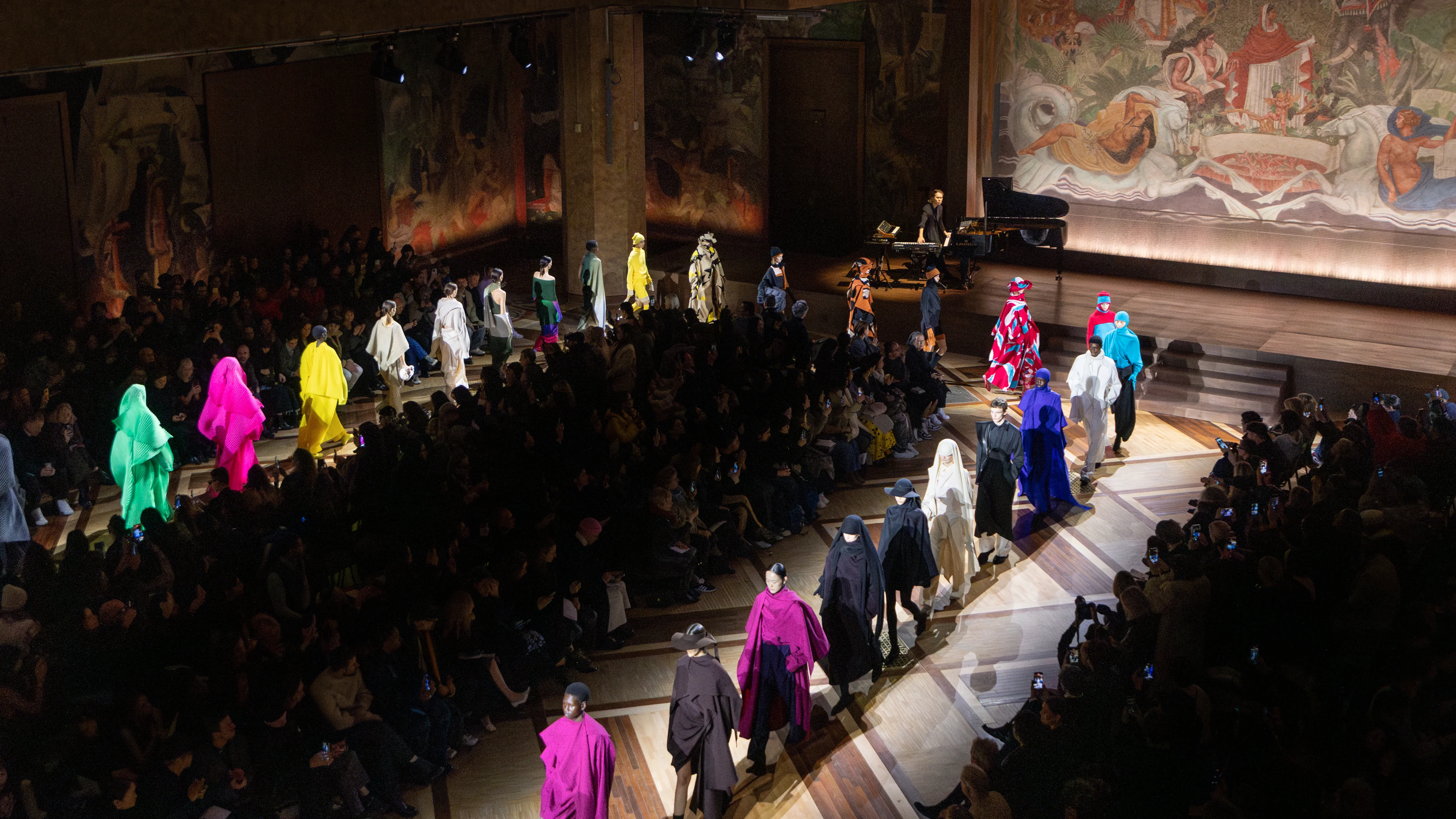 ISSEY MIYAKE コレクション AUTUMN WINTER 2024/25 ISSEY MIYAKE コレクション AUTUMN WINTER 2024/25