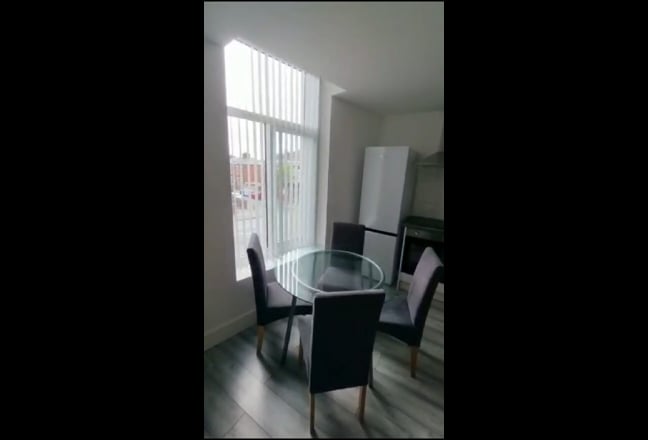 Refurbished 2 bedroom flat in Prime location Main Photo