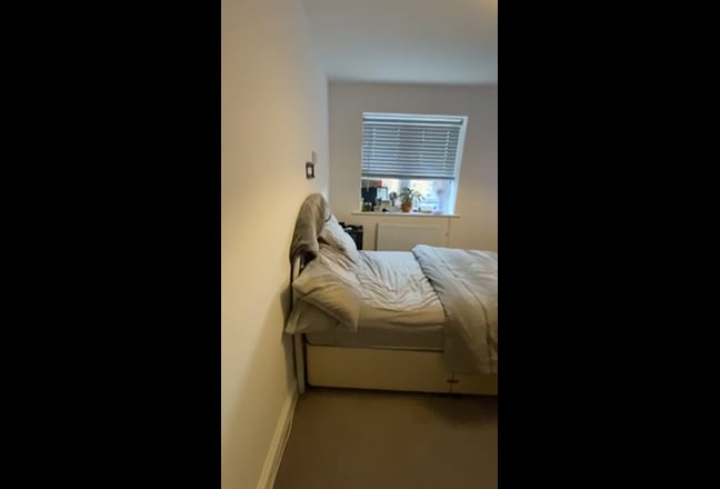 Spacious Double bedroom in new build family house  Main Photo