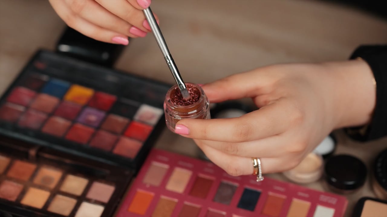 Online makeup course promo by CEMA
