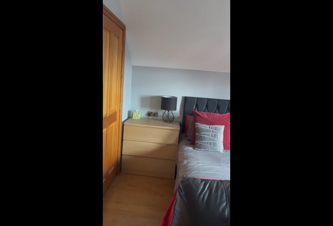 Very Large room in Chesterfield- Main Photo