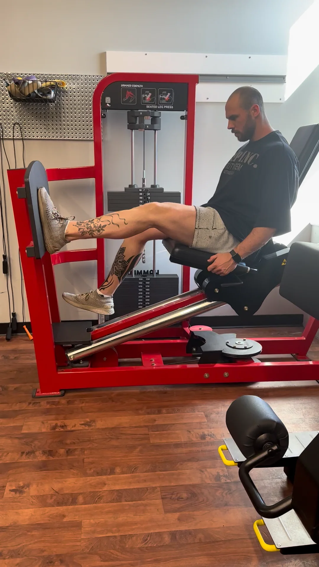 Single Leg Machine Leg Press on Vimeo