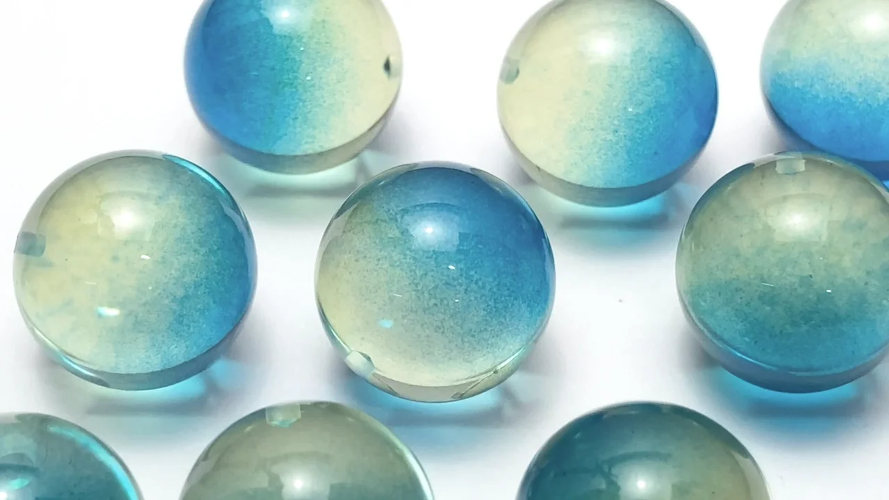 動画】ブルーグリーンカラーアンバー(琥珀) 片穴ラウンド12mm弱 2粒