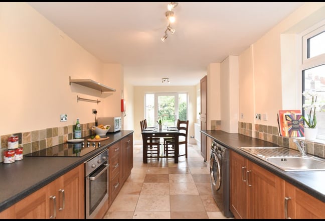 Double in 3 bed house share with cleaning Main Photo