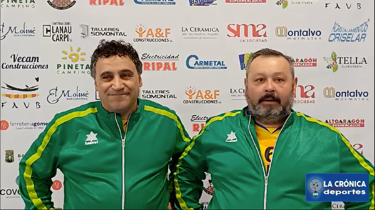 FERNANDO, TOÑO, ALBA Y MARA (Entrenadores y Jugadoras Equipo Voleibol Femenino SMA Barbastro) En el último encuentro en el pabellón polideportivo Ángel Orús, la SMA Barbastro venció al C.V. Torrero por 3-2, reafirmando su liderazgo en el torneo.