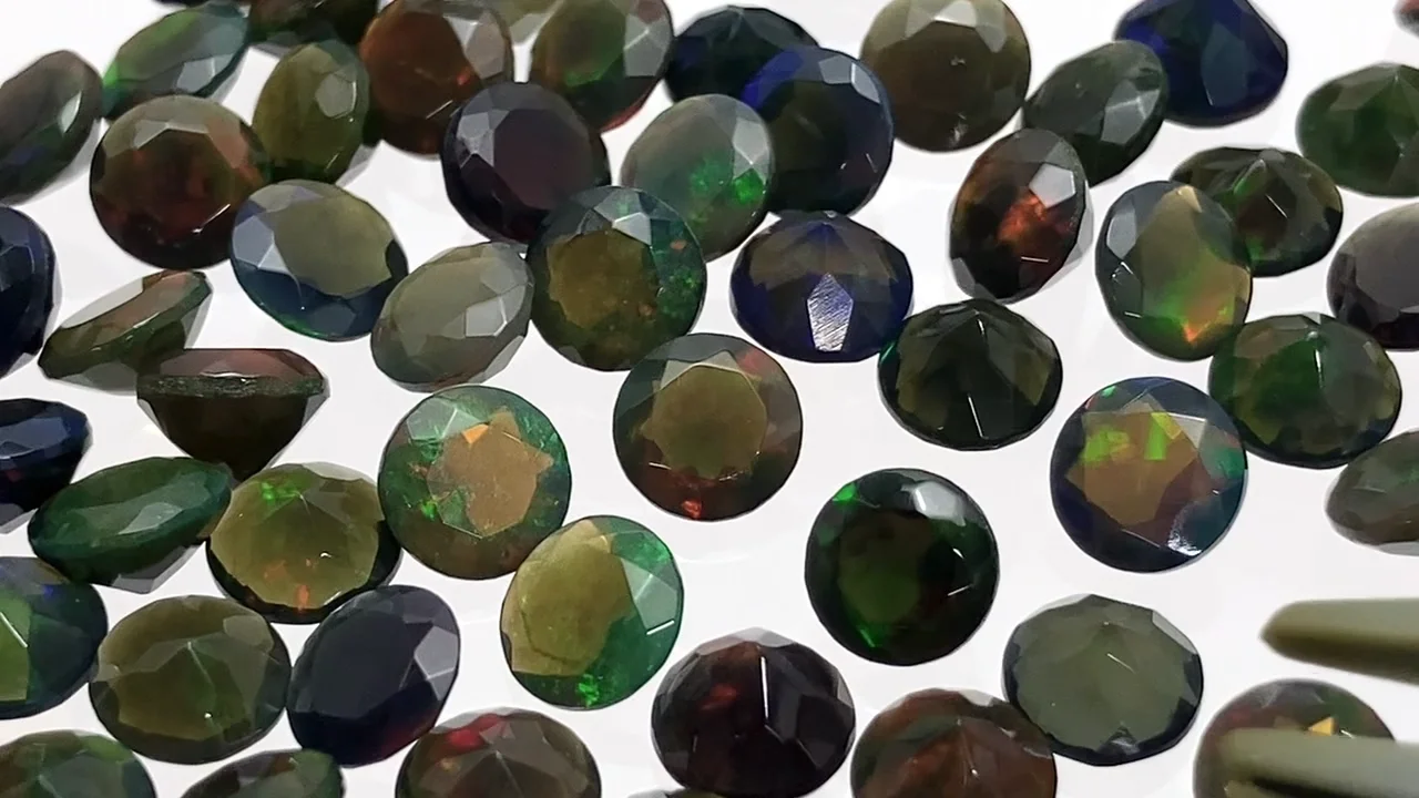 ブラックオパール 穴なしラウンドファセットカット6×6mm 4粒1,780円