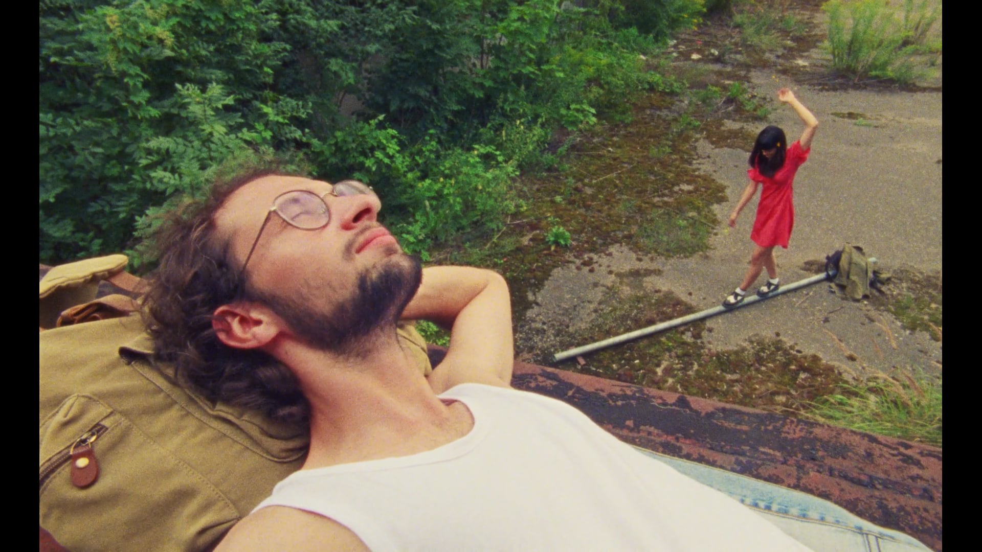 Neviens (Music Video)