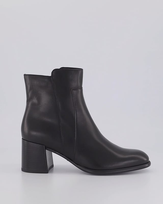 SHOWY / Black