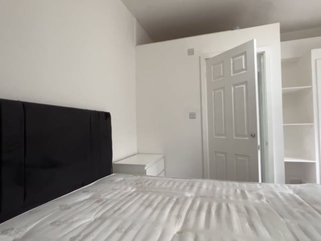 Double en suite room available on London Road Main Photo