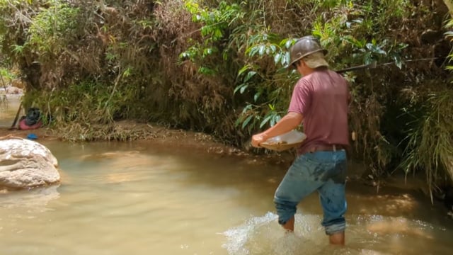 Artisanal mining and its contrast with large-scale mining