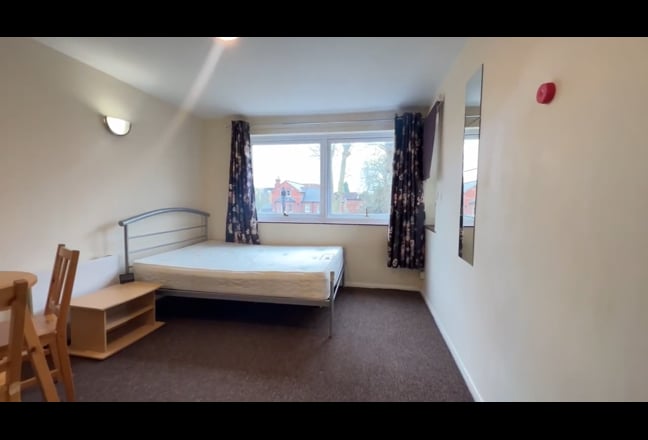 Studio - Close to Town Centre - Available March  Main Photo