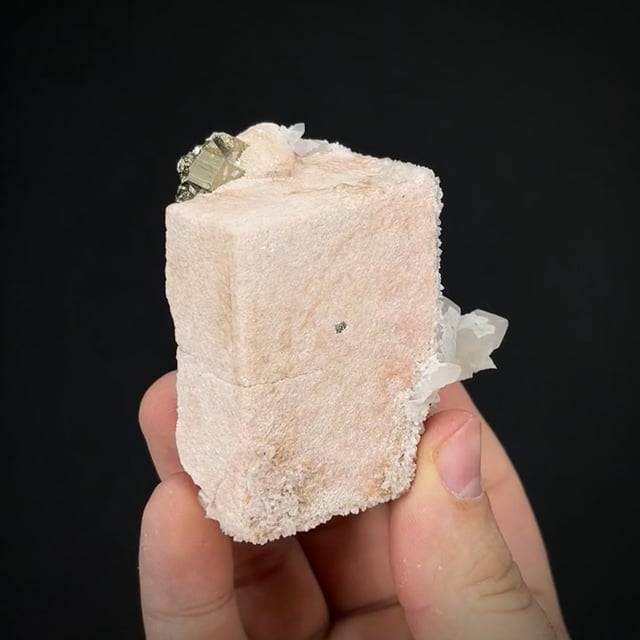 Kutnohorite  ps. Calcite, Pyrite, Quartz