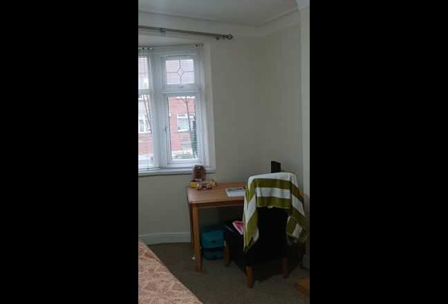 Large room for Male, NE3, sharing without contract Main Photo