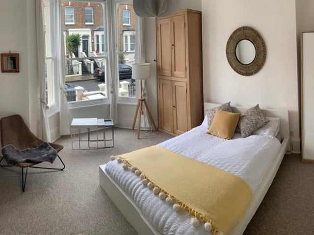 Large double room in furnished maisonette house Main Photo