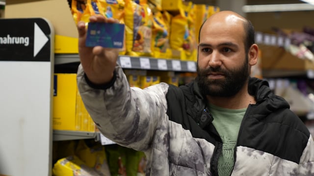 Bezahlkarte für Flüchtlinge: Warum es ohne Bargeld schwierig wird