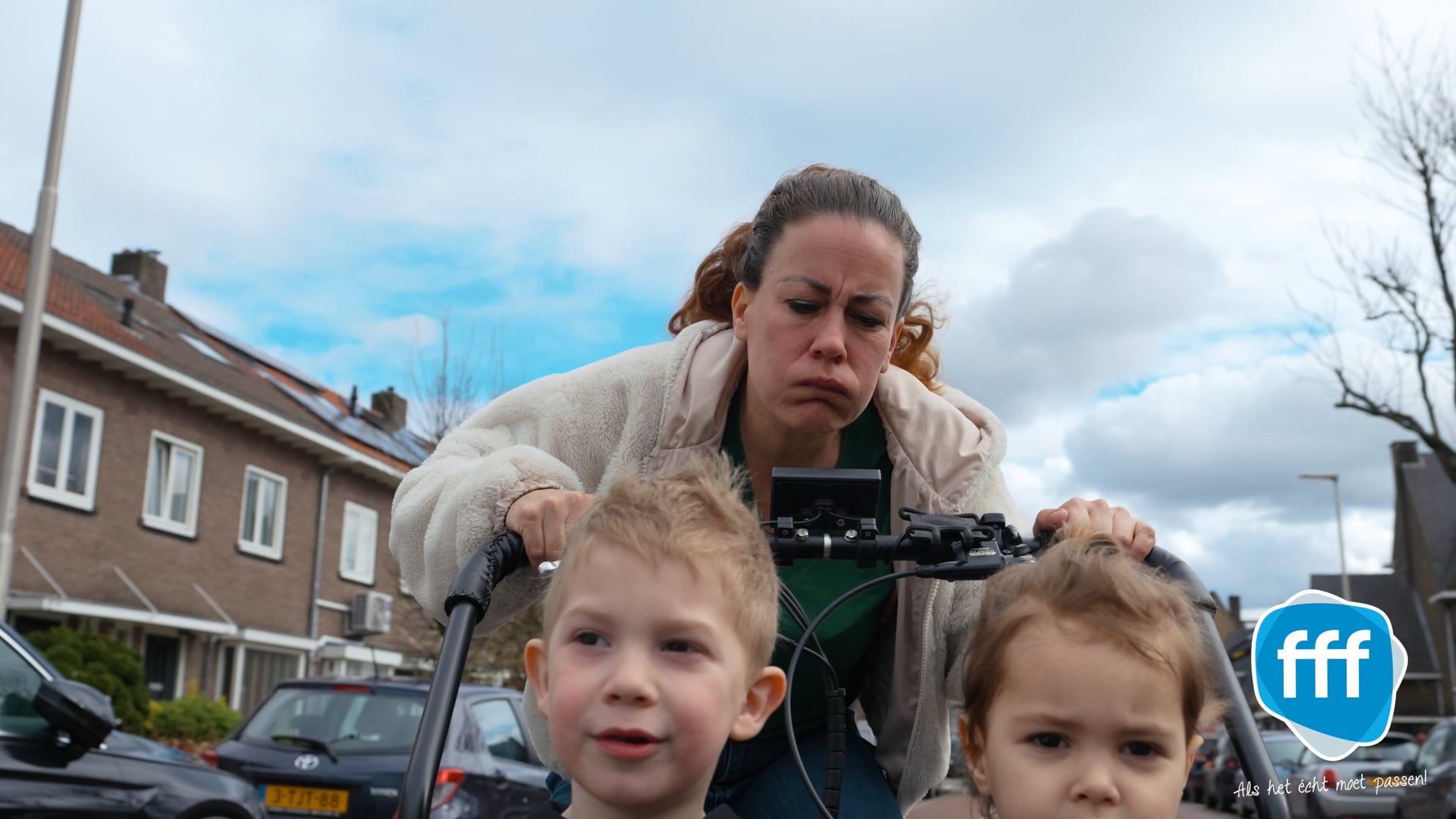 STAFFFORKIDS - HANGEND TEGEN SPEELTOESTEL