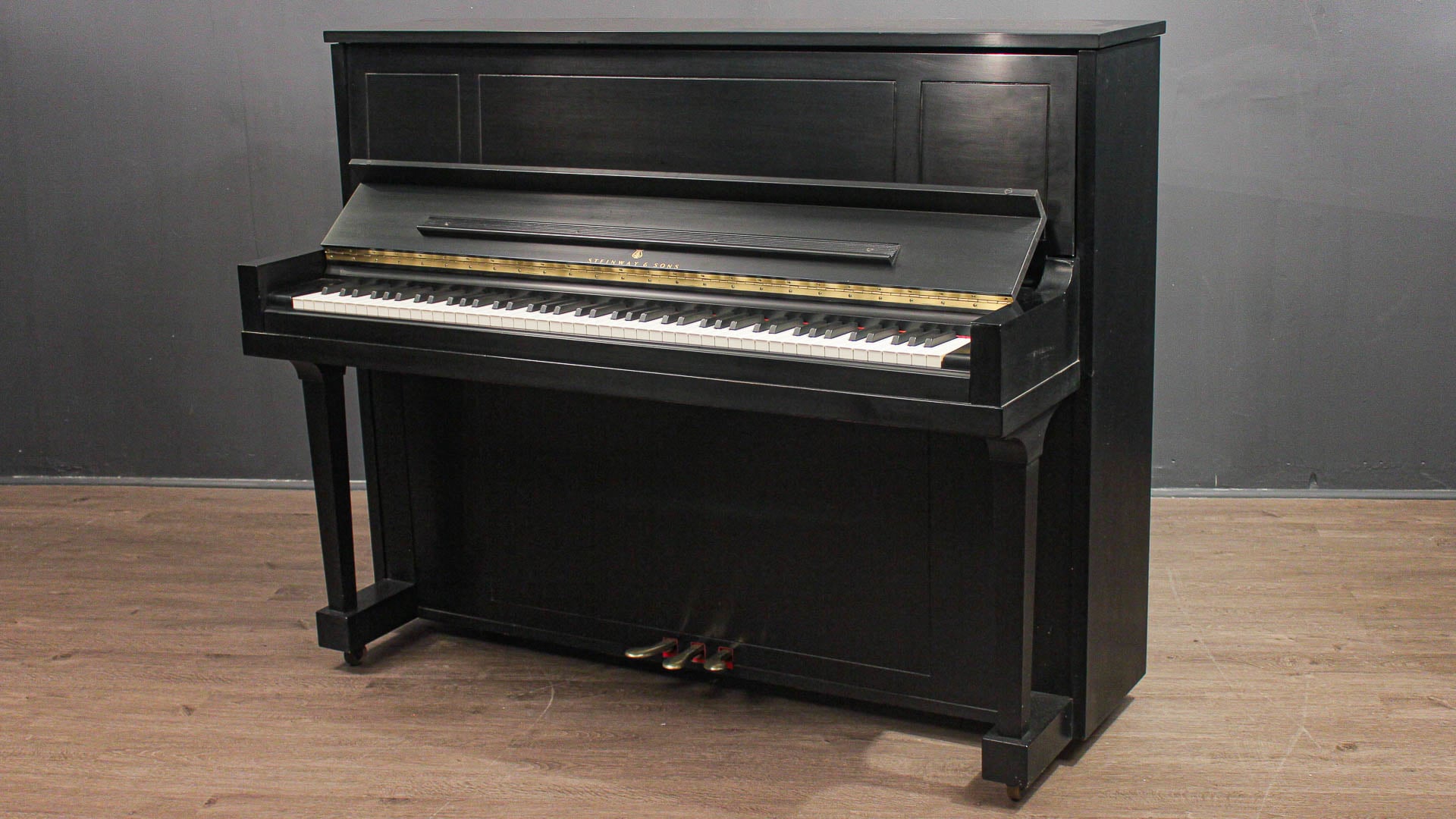 Steinway 1098 46 Opprettstående Piano SatinSteinway 1098 46 Opprettstående Piano Satin  