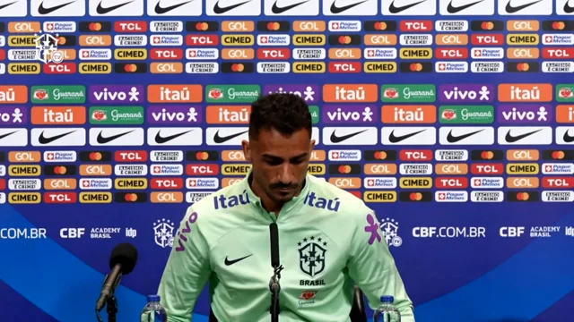 TREINO AO VIVO DA SELEÇÃO BRASILEIRA; COLETIVA DO LATERAL DANILO