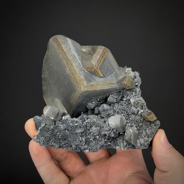 Calcite with Pyrite oriented deposition