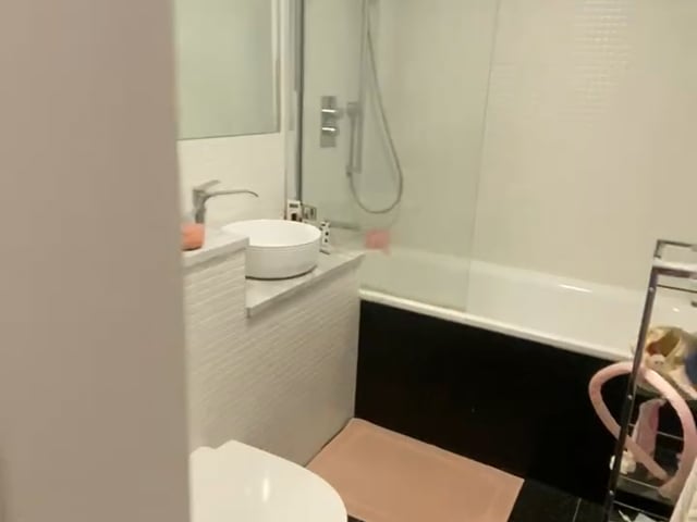 Large ensuite in a big flat next to Hyde Park Main Photo