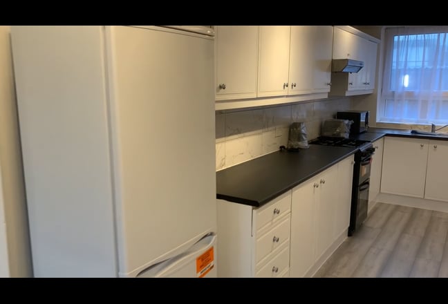 Refurbished 3 Bed Close to Stratford  with Garden Main Photo