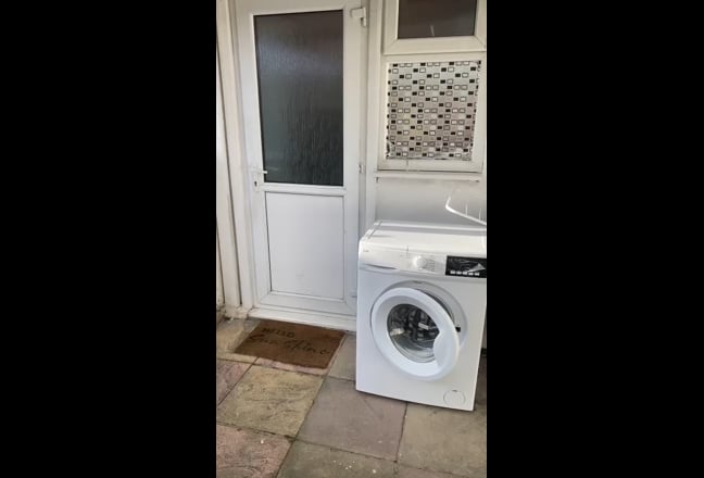 Nice Large Studio with ensuite and Kitchen Main Photo