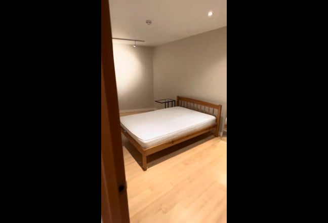 Well lit double bedroom in 2 bed duplex flat Main Photo