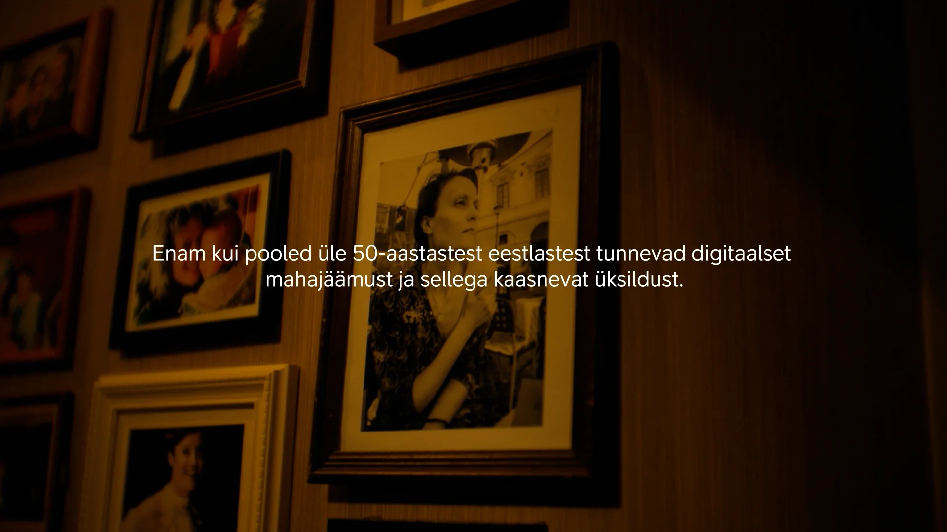 Ona ogliga mushukini korsatmoqda video