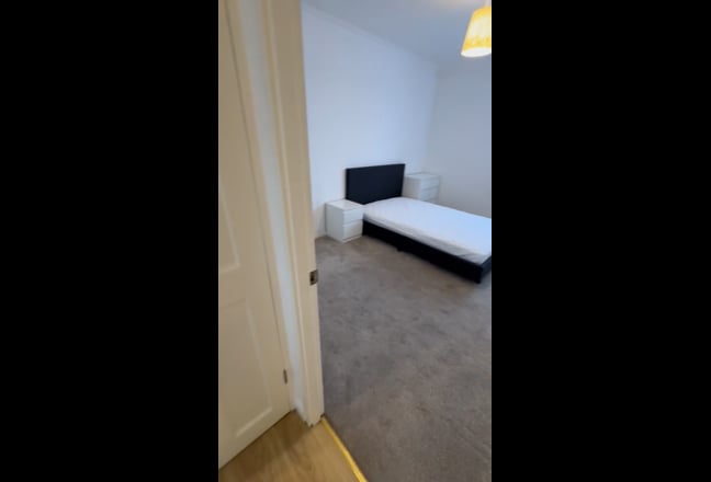 3 Bedroom Apartment, Scrutton Close, Clapham, SW12 Main Photo