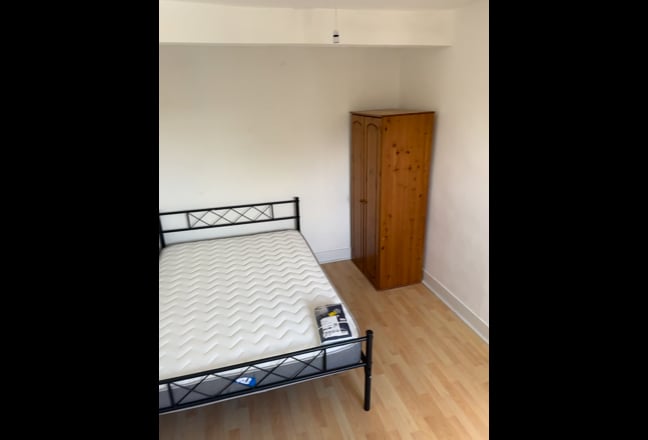 1 Double room near Lakeside available  Main Photo