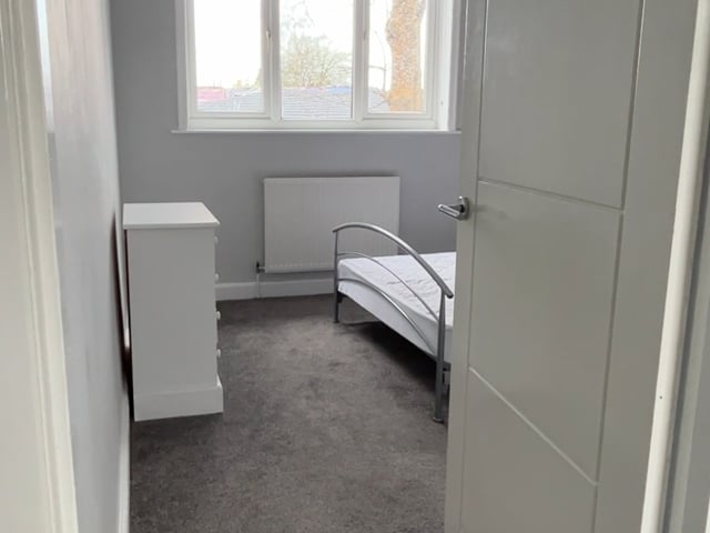  Dbl room available immediately bills/cleaner inc Main Photo