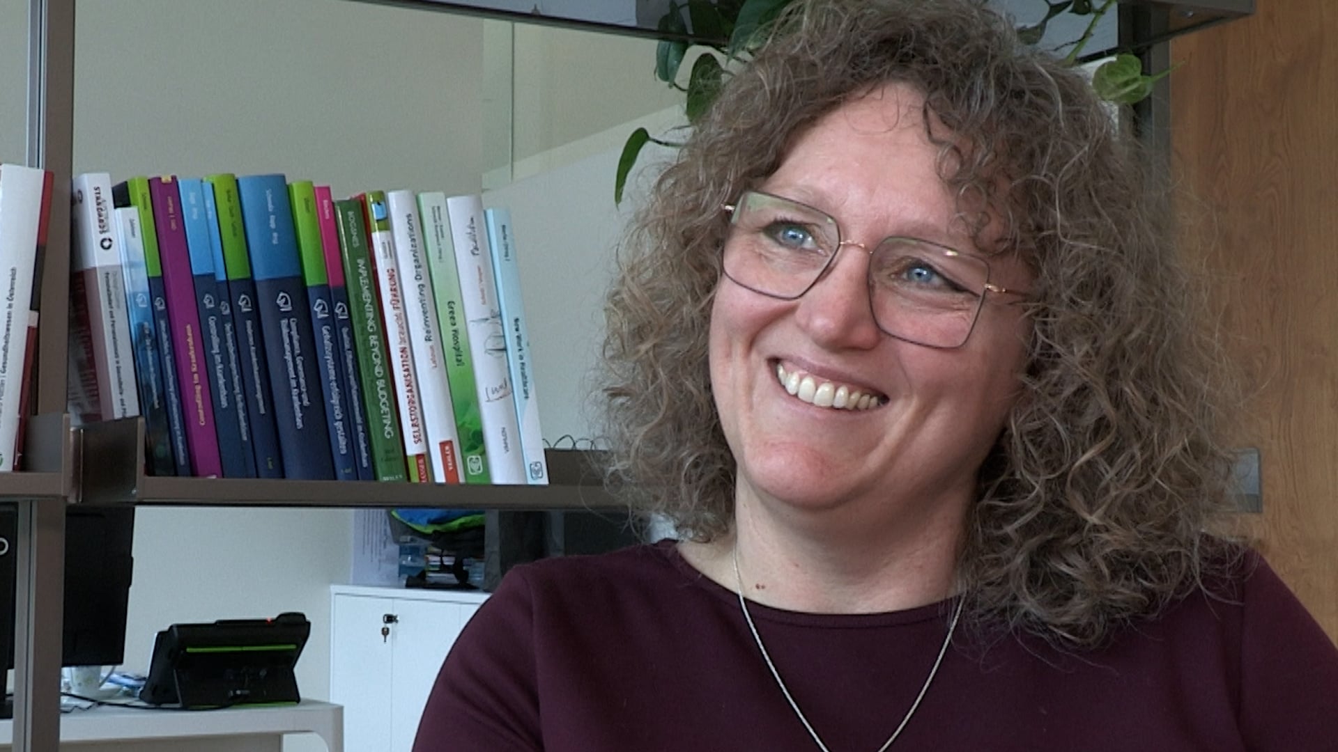 fuehrungsstil-auf-augenhoehe-tauernklinikum-geschaeftsfueherin-silke-goeltl-bei-der-arbeit