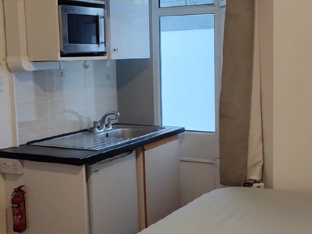 Spacious en-suite room for female only  Main Photo