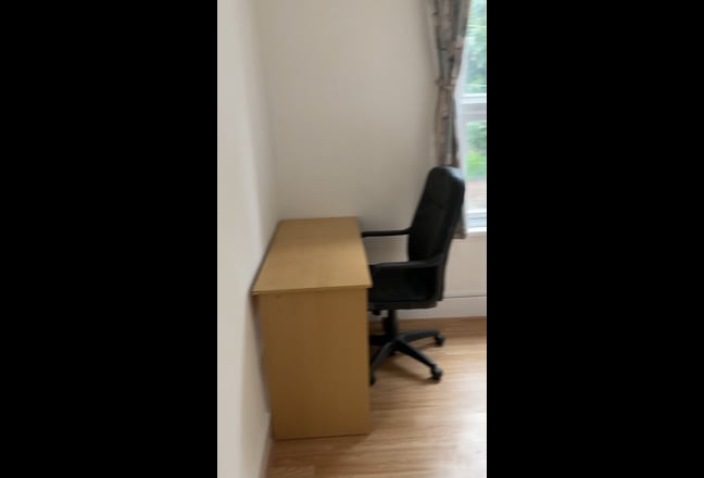 En-Suite & Single Room Next to Charlton Station  Main Photo