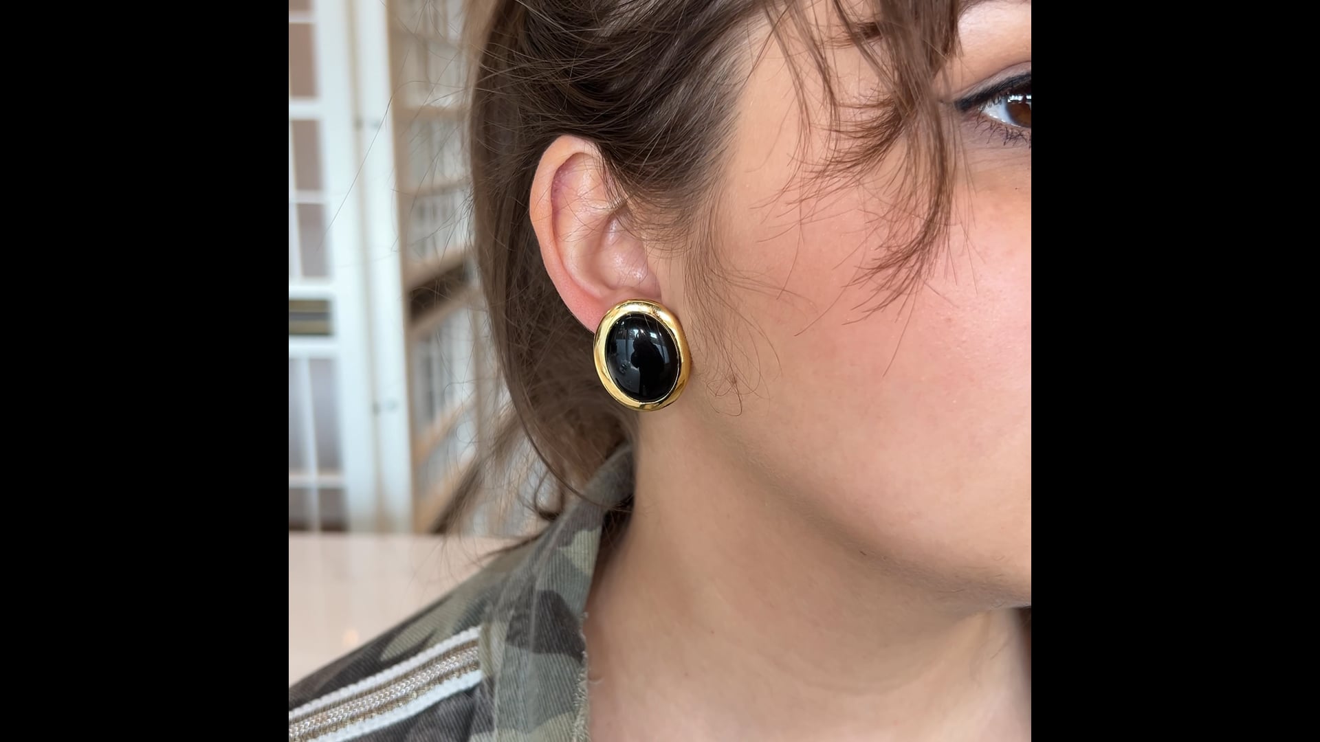 37.44 Cabochon Black Onyx Stud Earrings in 18k Yellow Gold