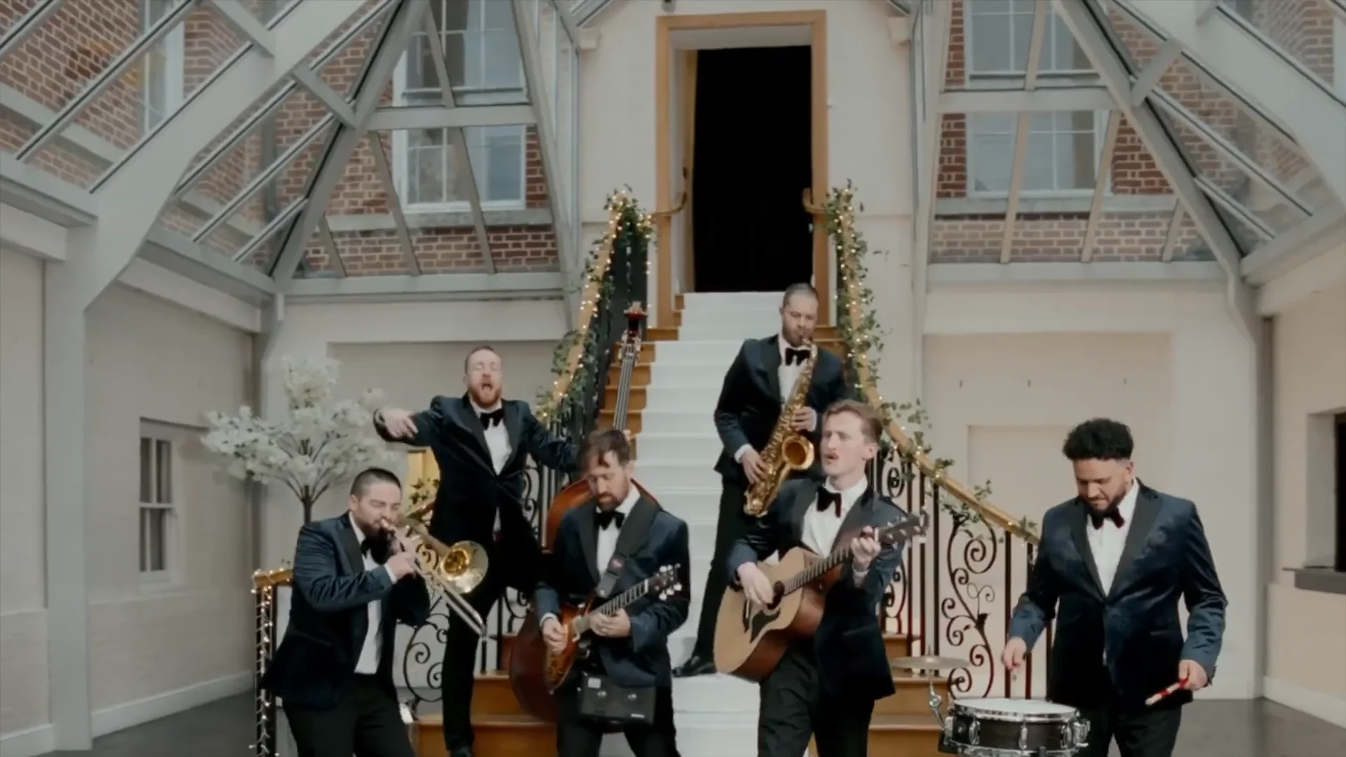 18 Best Roaming Bands in the UK For 2025 FixTheMusic