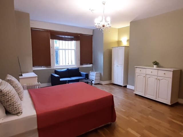 Double bedsit available in Kensington Olympia Main Photo