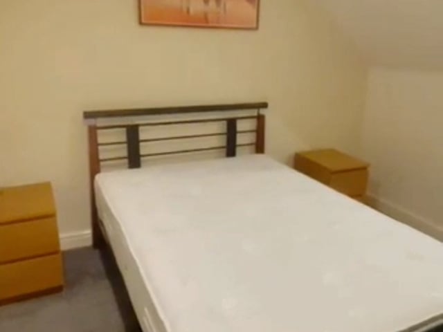 En-suite room with **Off Rd Parking* Main Photo
