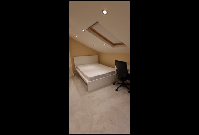 Ensuite double loft room for muslim female  Main Photo