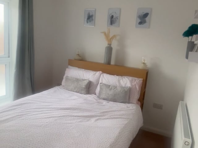 Large double room in well maintained new build Main Photo