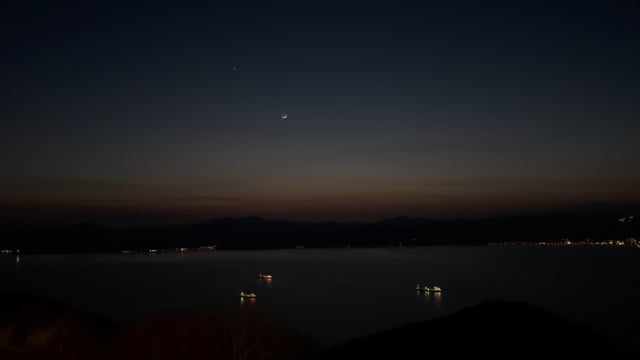 夜の津軽海峡の海と月と船を函館山からのサムネイル画像