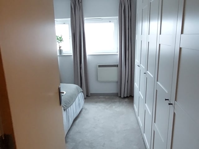 Spacious flat with balcony 10mins to town and uni Main Photo