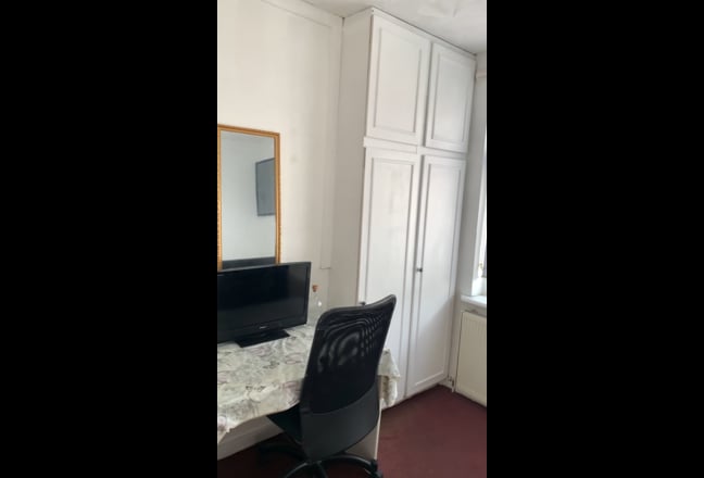 Double   room  available in 3 bed sharing house   Main Photo